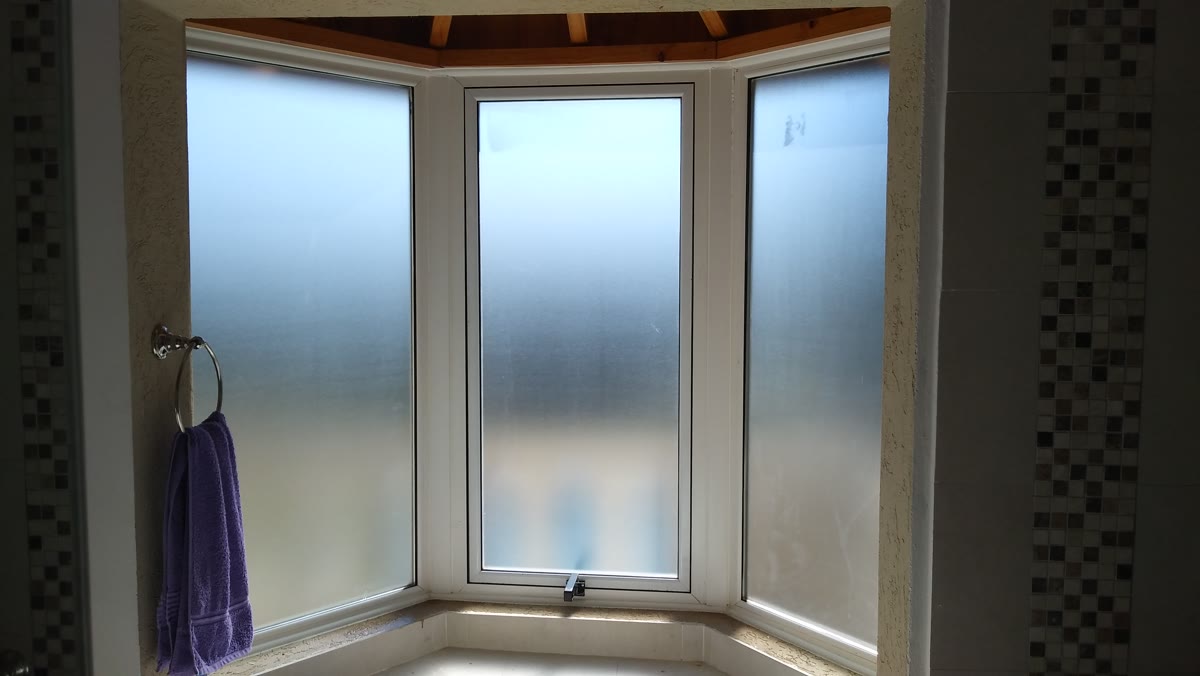 Ventana de baño con vinilo esmerilado liso colocado por HPF