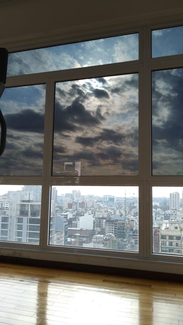 Equipo de HPF Windows Films instalando láminas