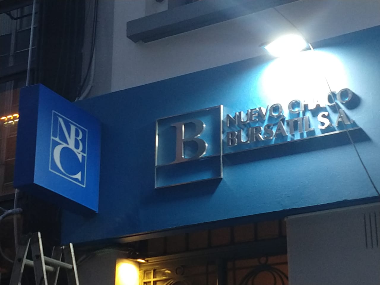 Frente de Nuevo Chaco Bursátil con el logo y el nombre en letras corpóreas de acero inoxidable sobre una pared azul